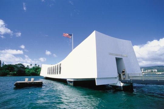 Pearl Harbor USS Arizona Tour with Punchbowl Cemetery & Downtown
