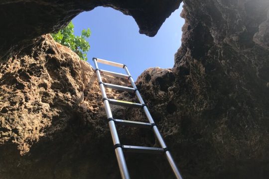 Private Mermaid Caves and West Oahu with Ka’ena Point Hike (Se habla Español)