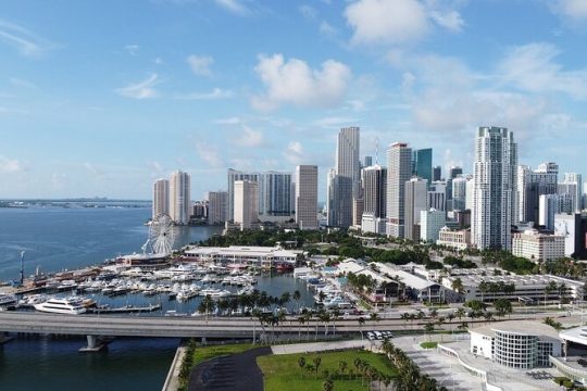 Miami Skyline Boat Tour & Celebrity Island Homes