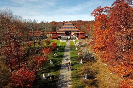 Full-Day Tour Chuang Yen Monastery and Woodbury Common
